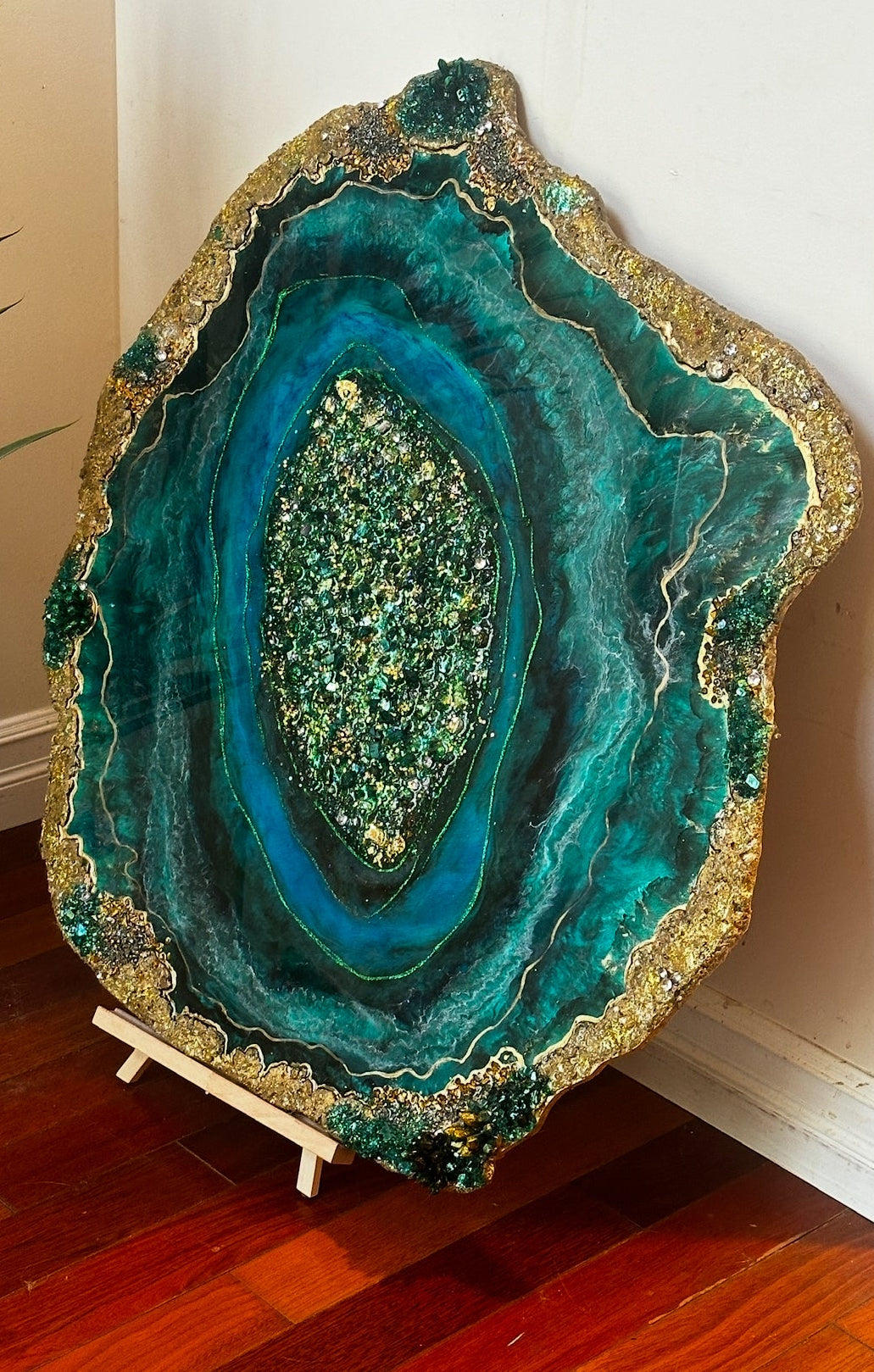 Emerald Green Geode Resin Painting – Luxury Crystal Wall Art